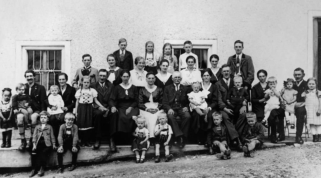 Die Flatscherfamilie 1938 mit den neun Töchtern und ihren Familien