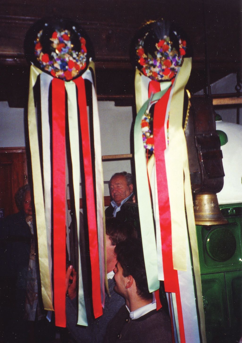 Hex und Bettelmandl treiben Schabernack mit Hausbewohnern beim Grabner 1997