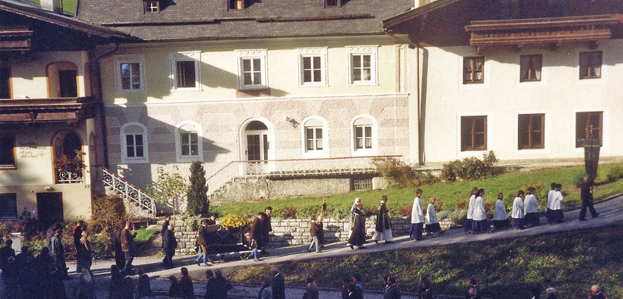Der letzte Weg über das Schiederbichei: Beerdigung von Josef Faistauer, dem hochgeachteten und verdienstvollen „Maurer Sepp“ am 2. November 2005