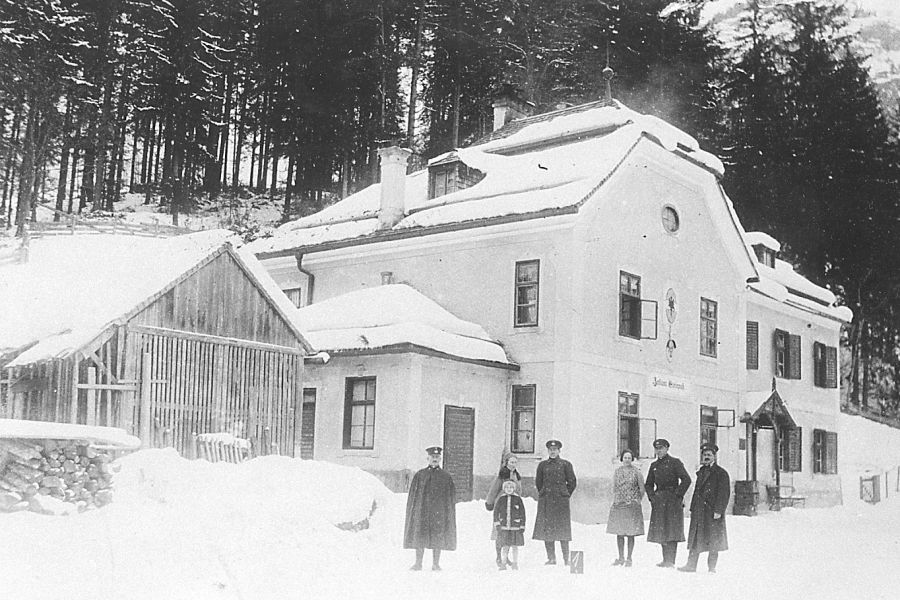Zollamtsgebäude im Winter 1929/1930 Links Zollamtsleiter Karl Schoberleitner