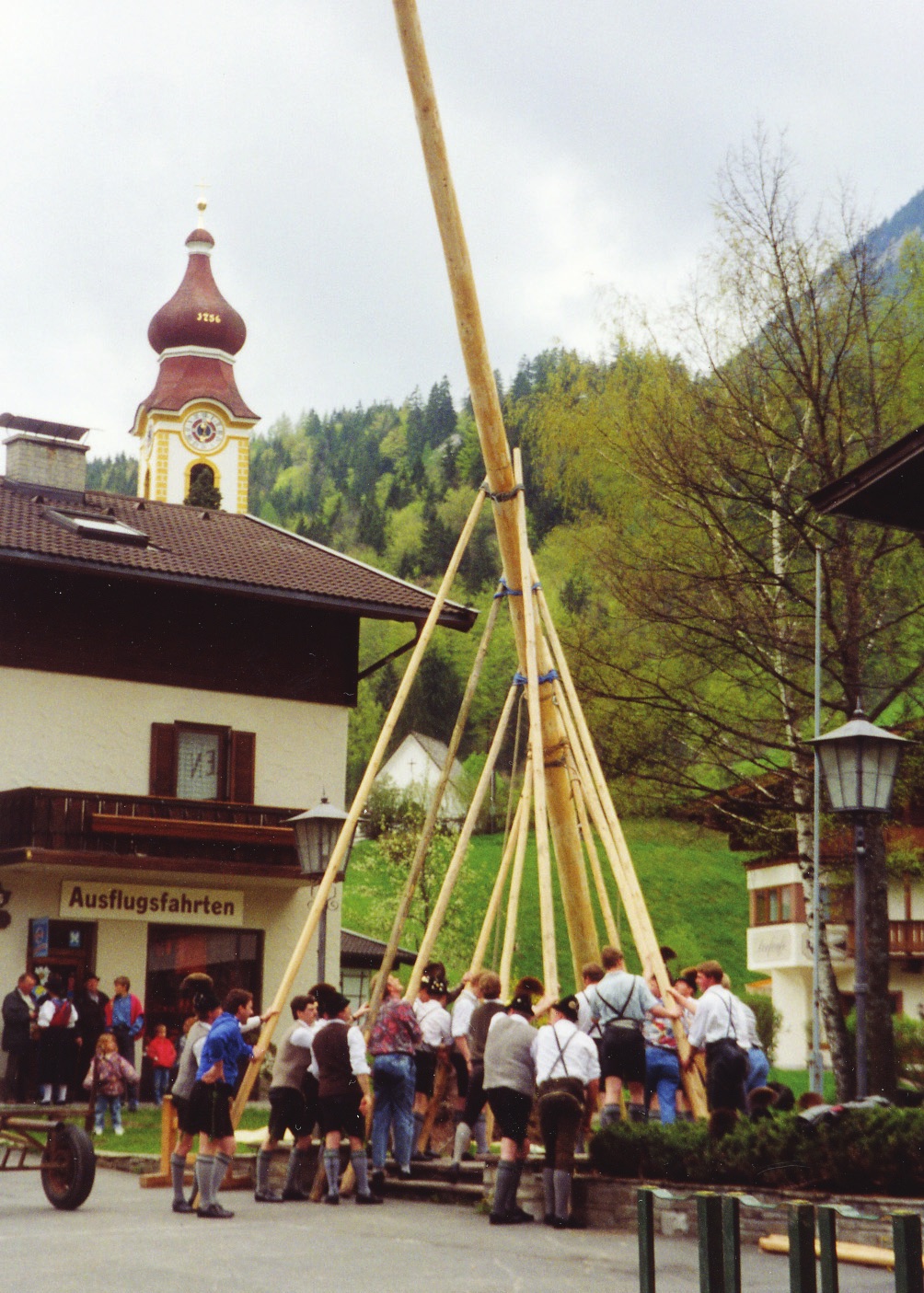 Maibaumaufstellen, Floriani, Himmelfahrt, | Unken