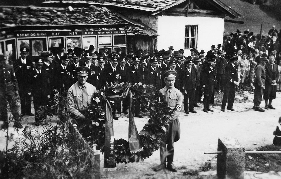 Totenehrung während des Krieges. Im Hintergrund das Wohlschlager- oder Mayrwirts-Zuhäusl und eine Info-Wand mit den Nachrichten der NSDAP, NSV, BDM etc.