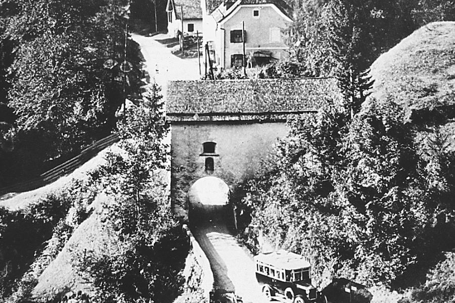 Postautoverkehr am Steinpass vor