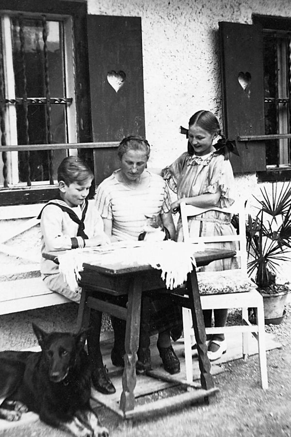 Ria und Bruno Treipl, die Enkel von Dr. Josef Aigner, vor dem Achpointhaus mit Nono, ihrem geliebten Kindermmädchen, der „Greabachtochter“ Veronika Günter