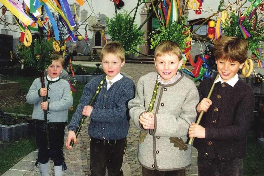 Palmtragende Kinder in Unken