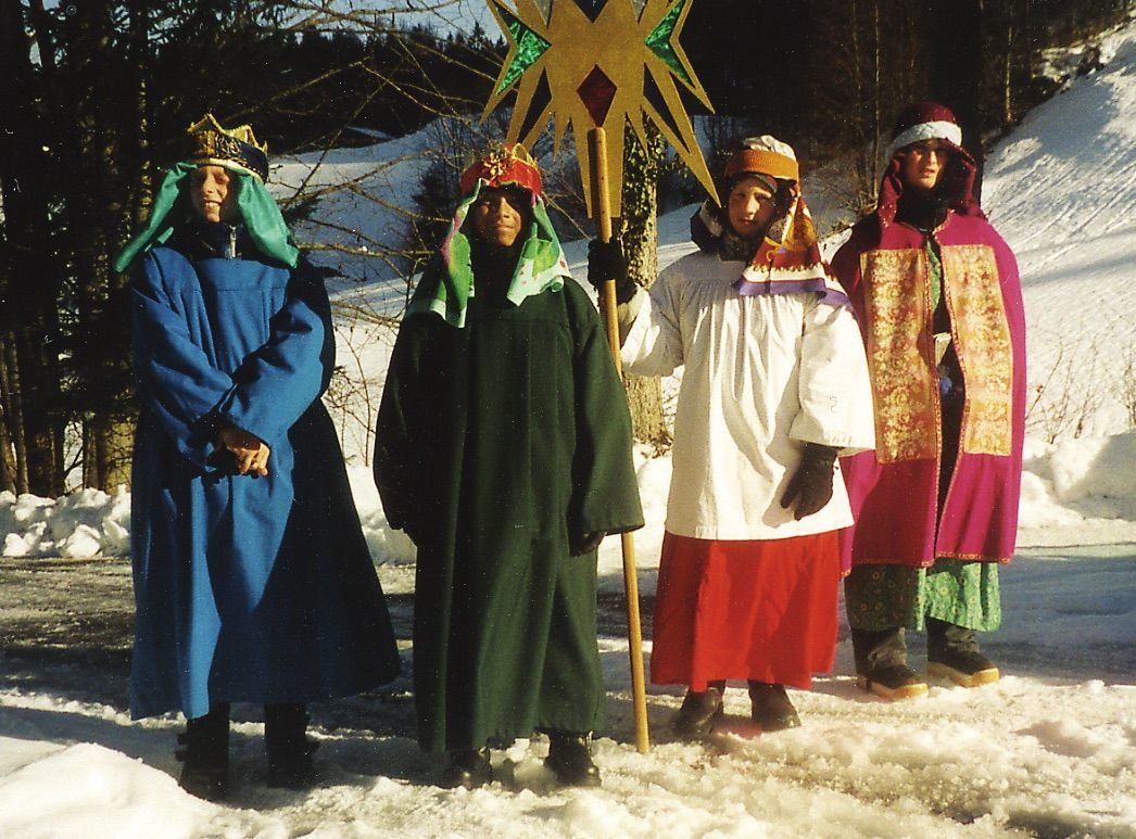 Sternsinger gehen von Haus zu Haus