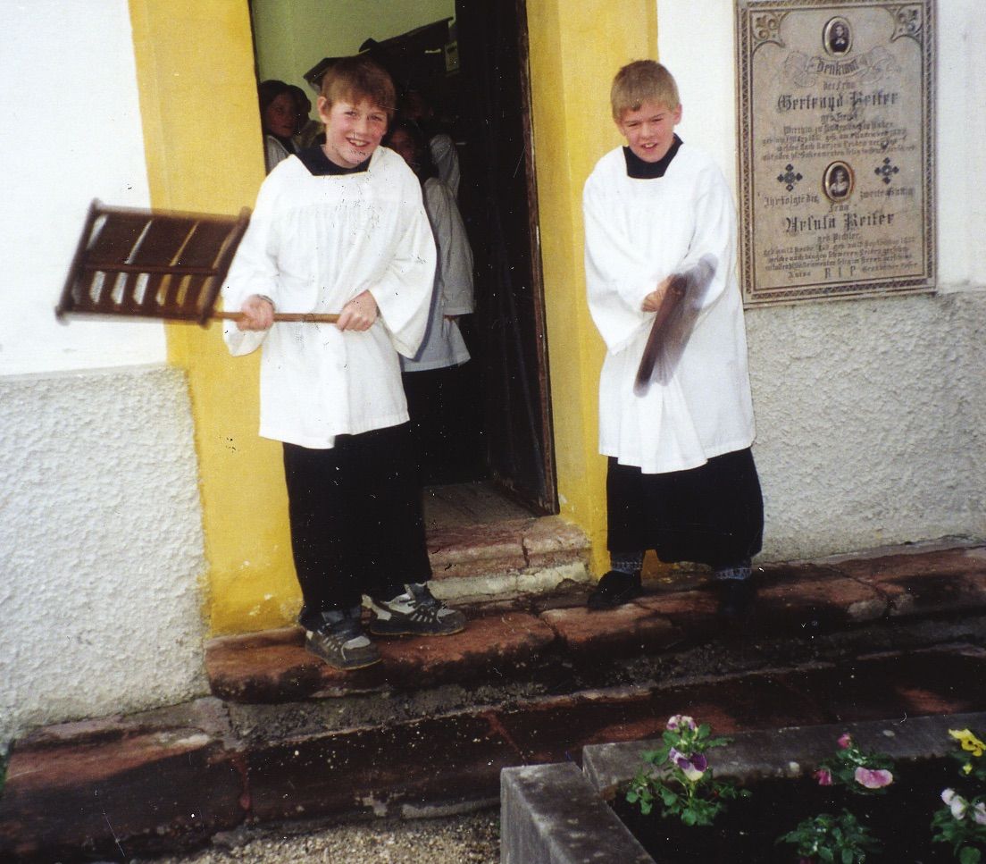 Christoph Seidl und Robert Dankl, Ministranten mit den Ratschen vor der Sakristei 2001