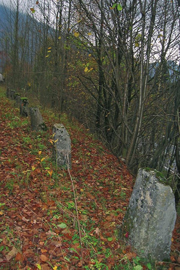 Randsteine an der Straße am Kniepass