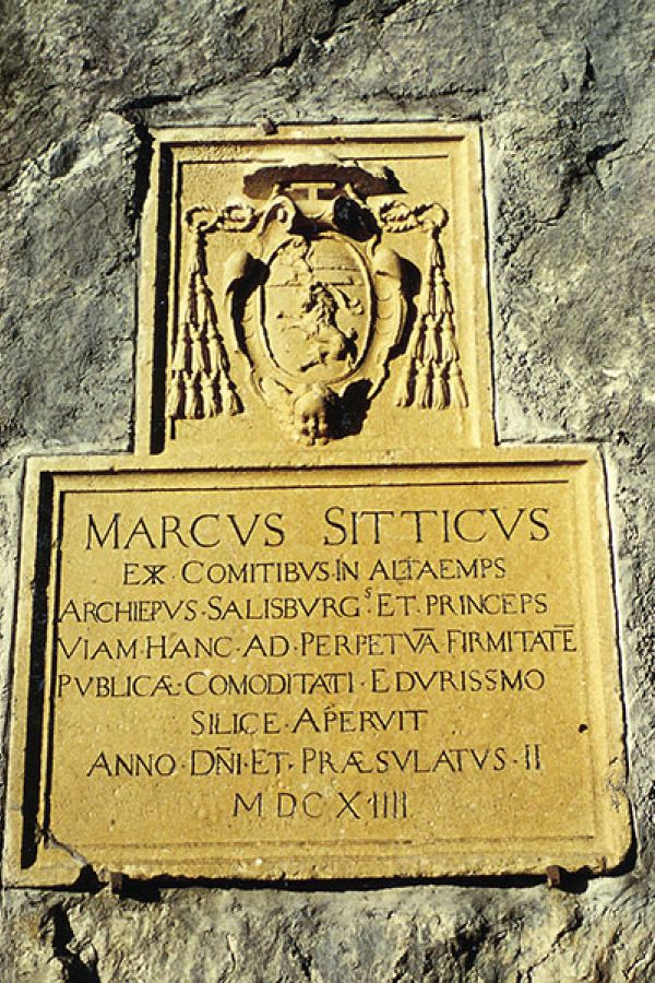 Das Wappen des Erzbischofs Markus Sitticus erinnert an den Straßenbau im Jahre 1614.