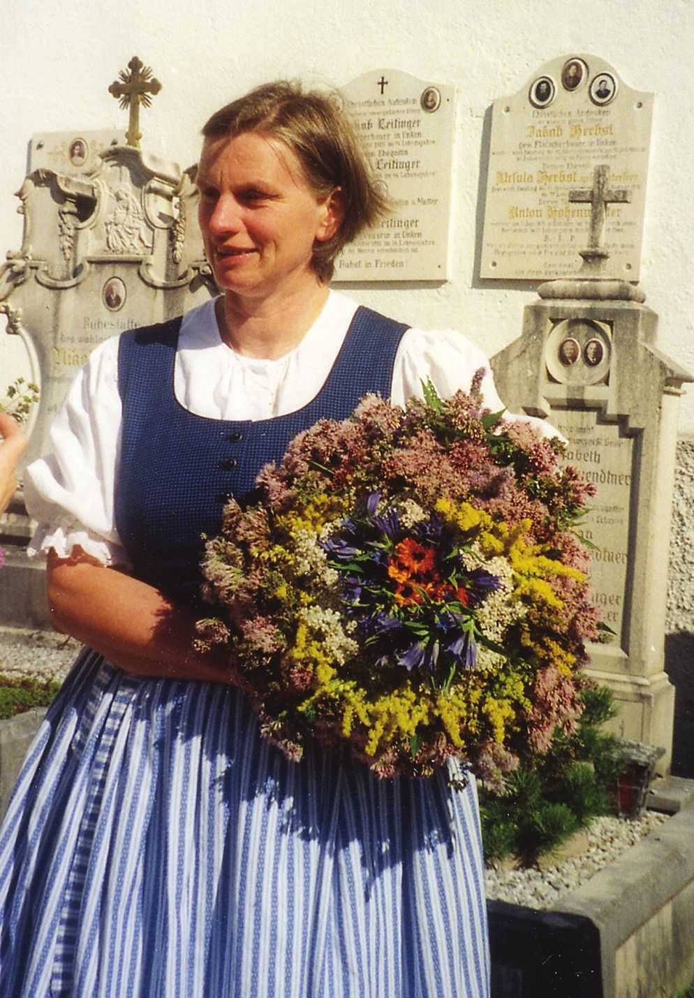 Romana Lidicky, Köstlerbäuerin mit ihrem Kräuterbuschen