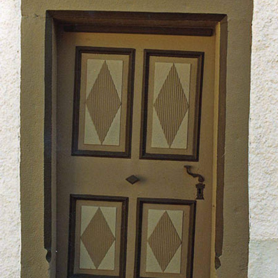 Die alte Haustüre vom Griesserhaus, Unken Nr. 1, jetzt im Heimathaus Kalchofengut