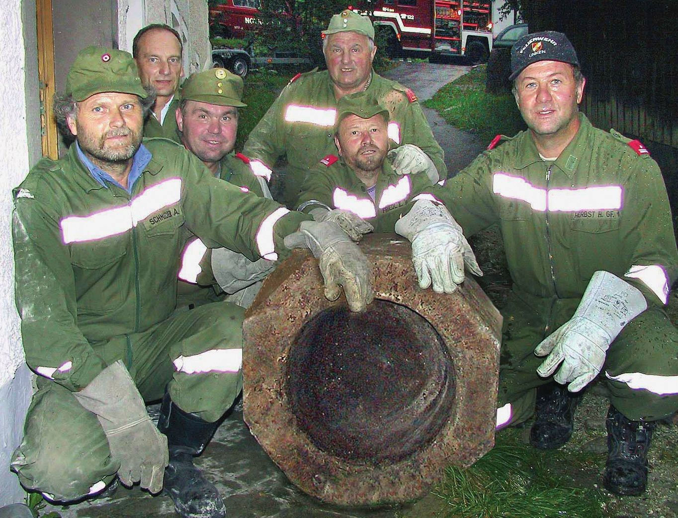 Die Bergung des alten Taufbeckens durch die Freiwillige Feuerwehr Unken