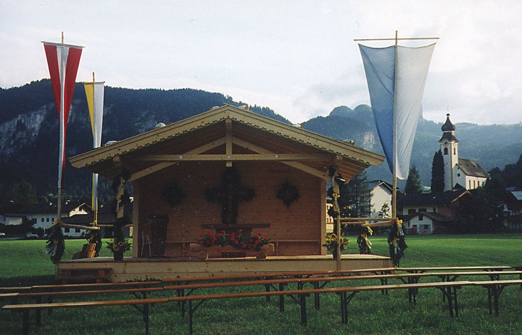Holzkapelle, erbaut von der Firma Holzbau Herbst für den Feldgottesdienst anlässlich des 108. Gaufestes 1998