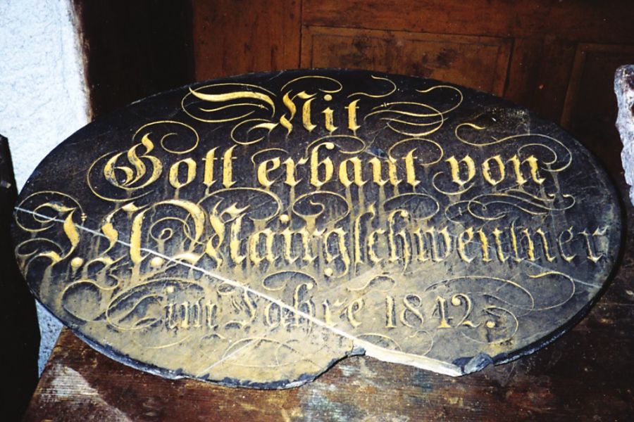 Die ovale Steintafel befindet sich im Heimatmuseum Kalchofengut.