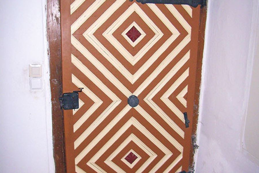 Diese alte Türe findet längst eine Verwendung innerhalb des Hauses. Sie soll die Haustüre des Bauernhauses gewesen sein.