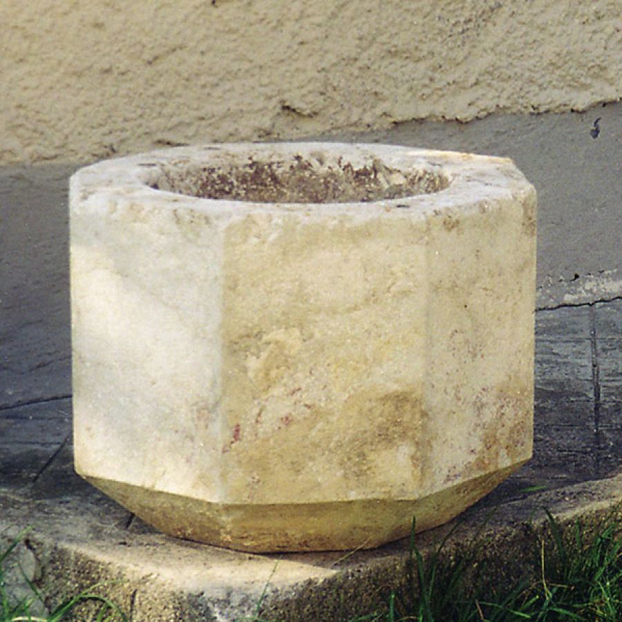 Das gotische Taufbecken aus dem Keller des alten Pfarrhofes, 2003 geborgen