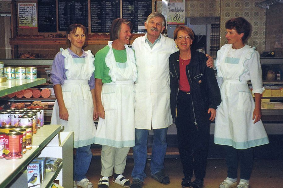 4. Oktober 1998 Der Ortner - so der alte Hausname - macht zu v.l.: Erna Jury, Anni und Franz Haider, die letzte Kundin Burgi Schreder und Gerlinde Haider