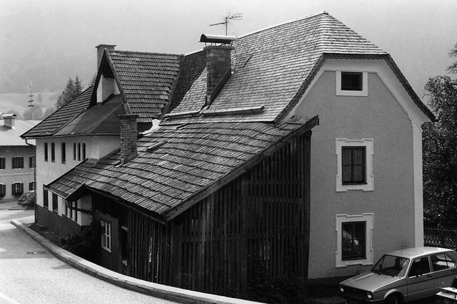 Das ehemalige Kaplanstöckl mit Holzleg nach dem Straßenbau